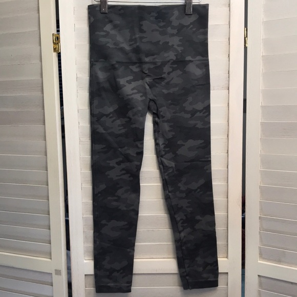🍄 SPANX Camo Print Look At Me Now Cropped Leggings - Picture 2 of 10
